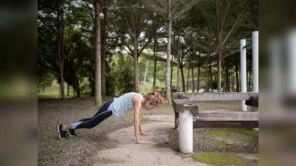 Squat jump for shoulders