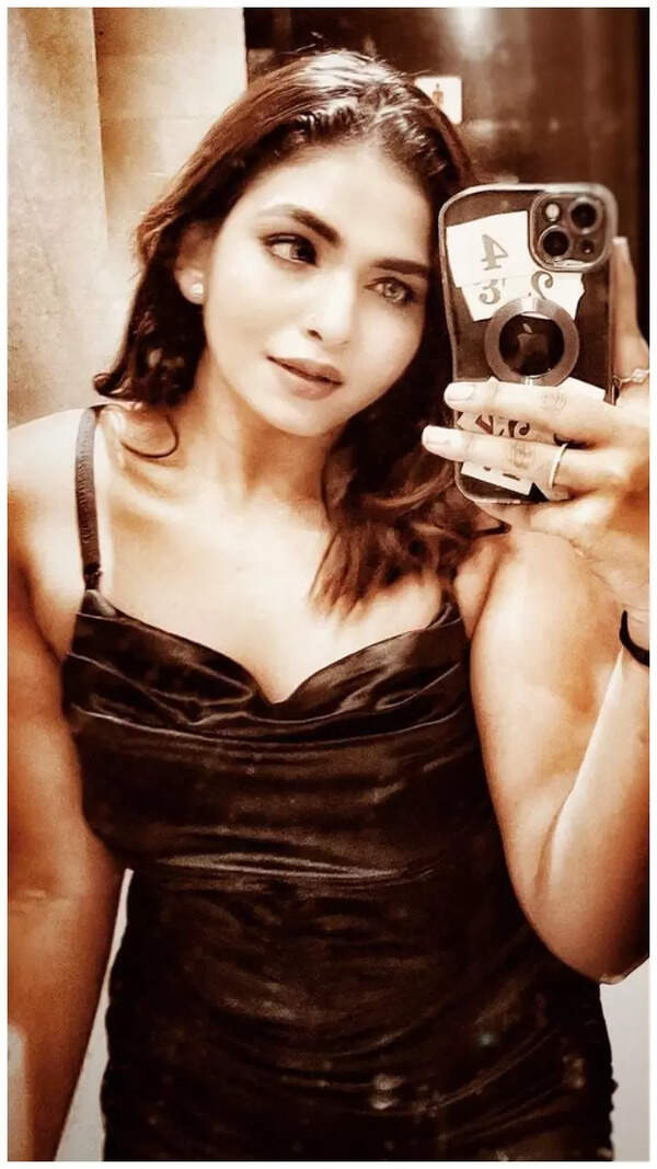 Saba Khan Images