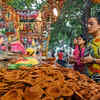 Article image for: Patna: Women buy decorated earthen lamps from a shop ahead of Diwali festival, in Patna on Wednesday, Oct. 19, 2022. (Photo: IANS)