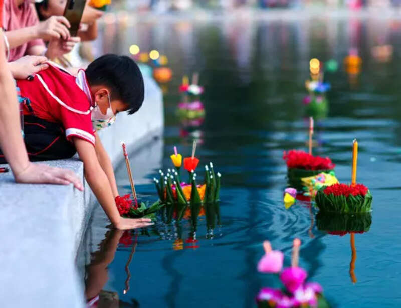 Thailand celebrates floating basket festival