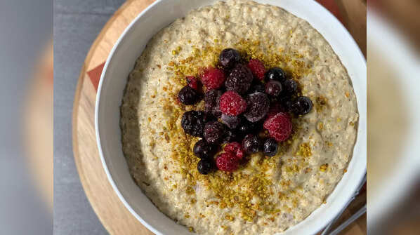 Pistachio, Oat, Chia, Berry Breakfast Porridge