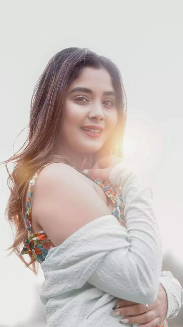 Aishwarya Shindogi Images