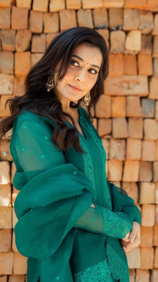 Raashi Khanna Images
