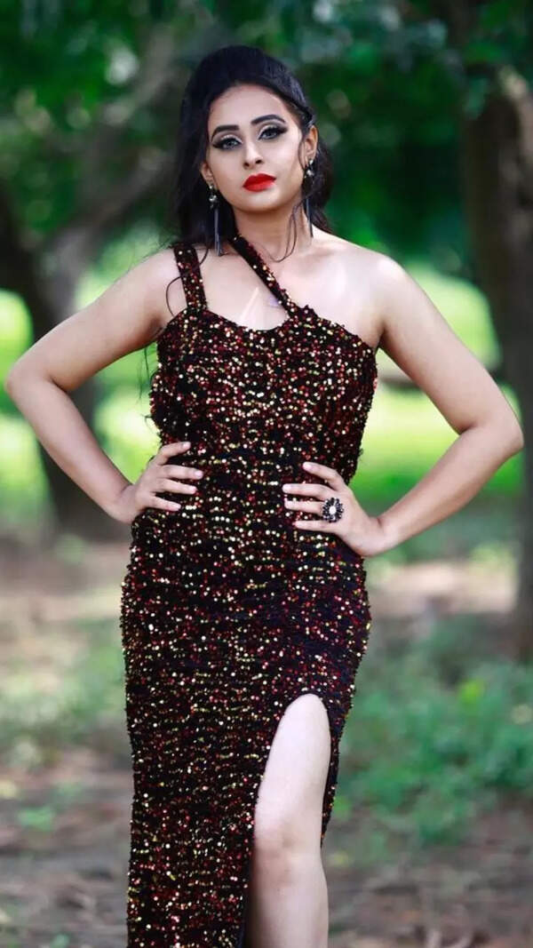 Sanjana Burli Pictures