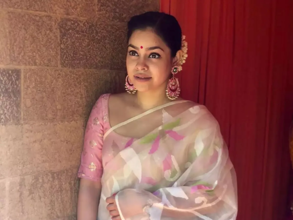 Sumona Chakravarti Stills