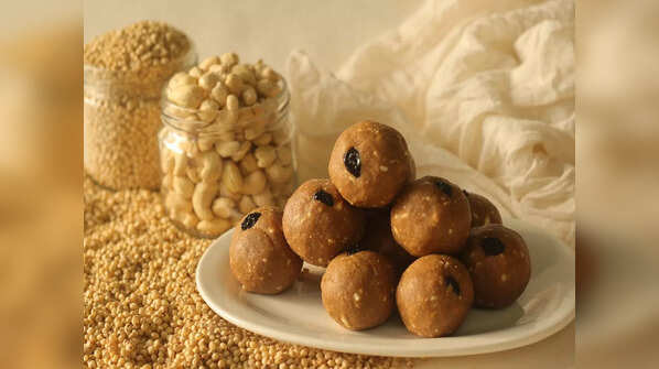 Steps to prepare jowar-gur ladoo