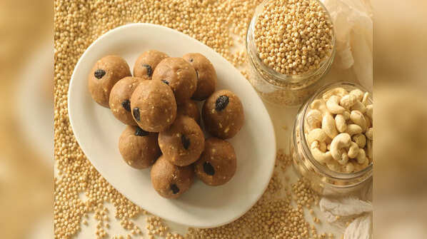 Jowar-gur ladoo