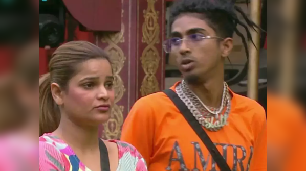 MC Stan age shames Archana Gautam and calls her "Shemdi"