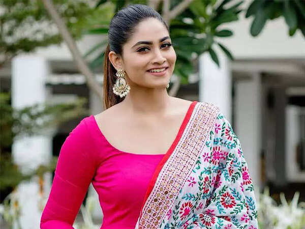 Shivani Narayanan Pictures