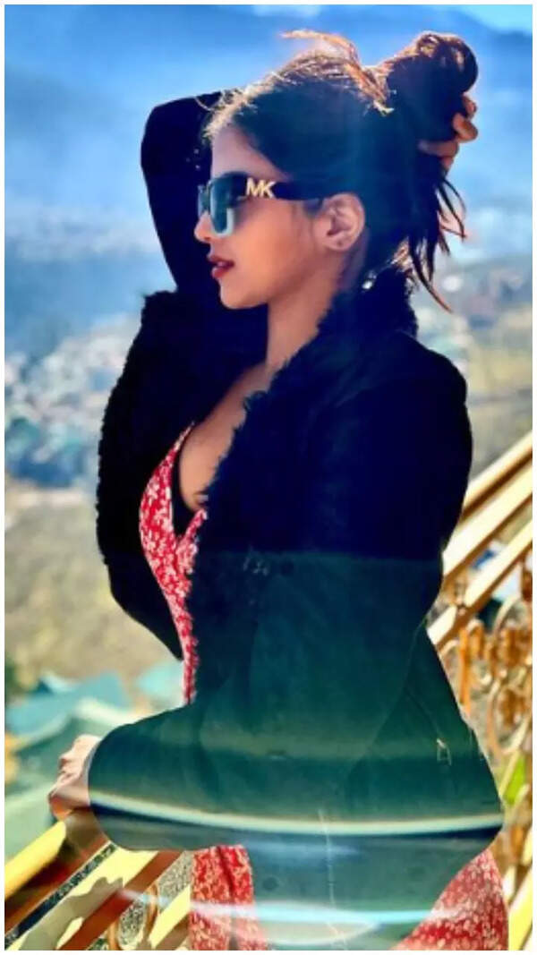Khushi Dubey Photos