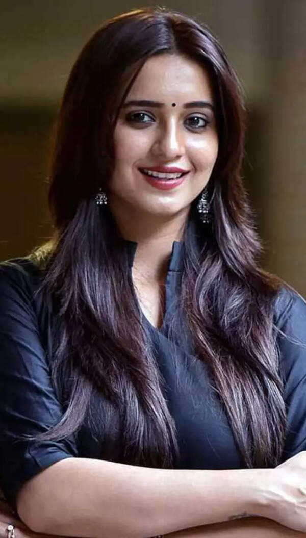 Shivani Surve Images