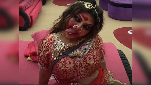 Rakhi became Monjulika