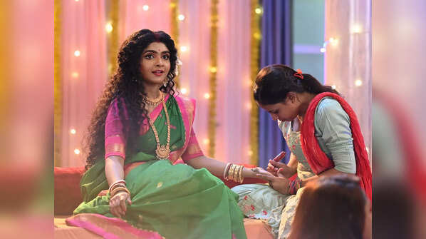 Mehendi Hai Rachne Wali