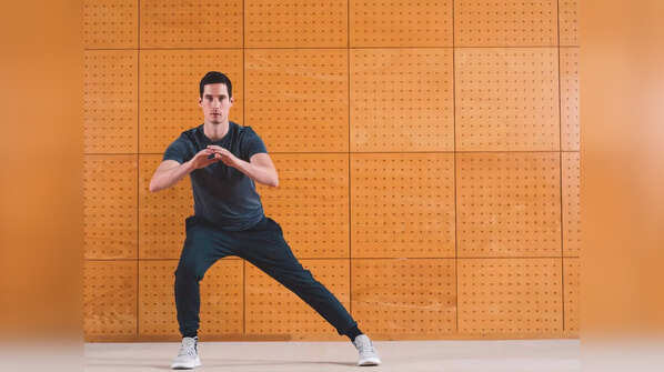 Curtsy lunge to side leg lift
