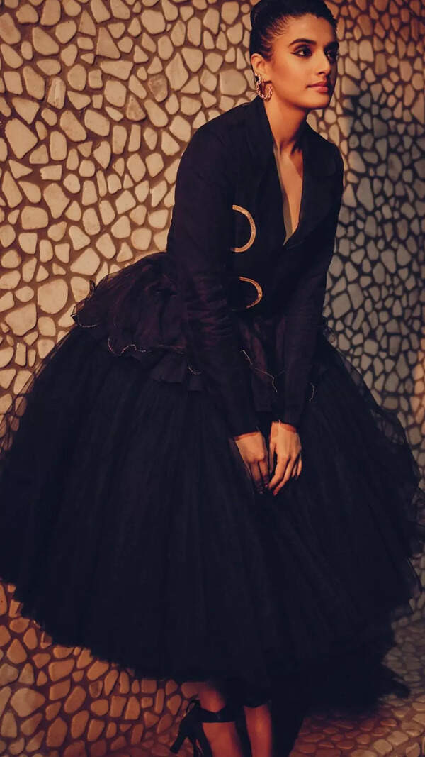 Divyansha Kaushik Pictures