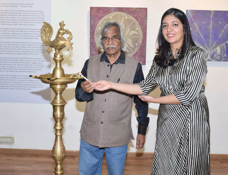 ​In pics: Padma Shri ‘Shri Bhalu Mondhe’ unveils artist Vishali Bawa’s exhibition ‘Prismatic’