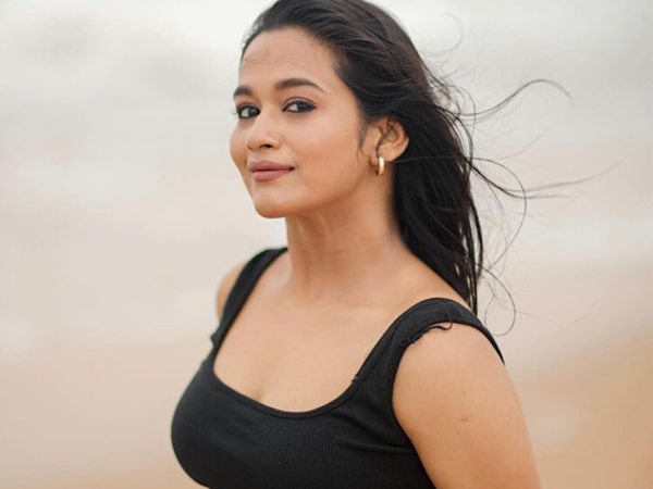 Kaavya Arivumani Photos