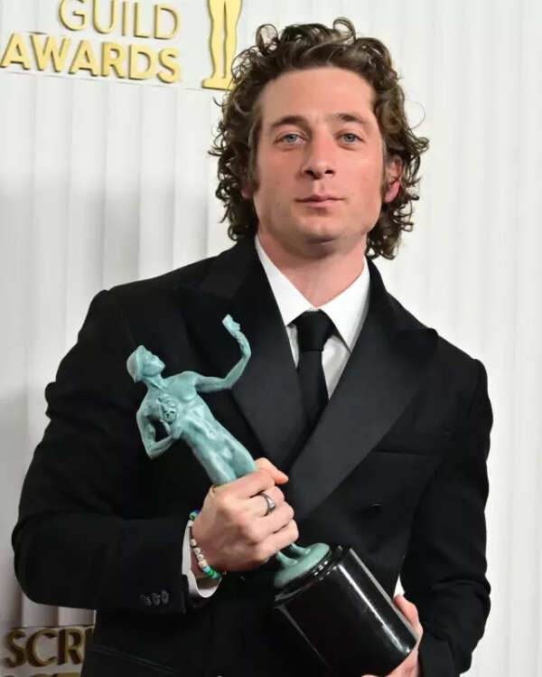 Jeremy Allen White Images