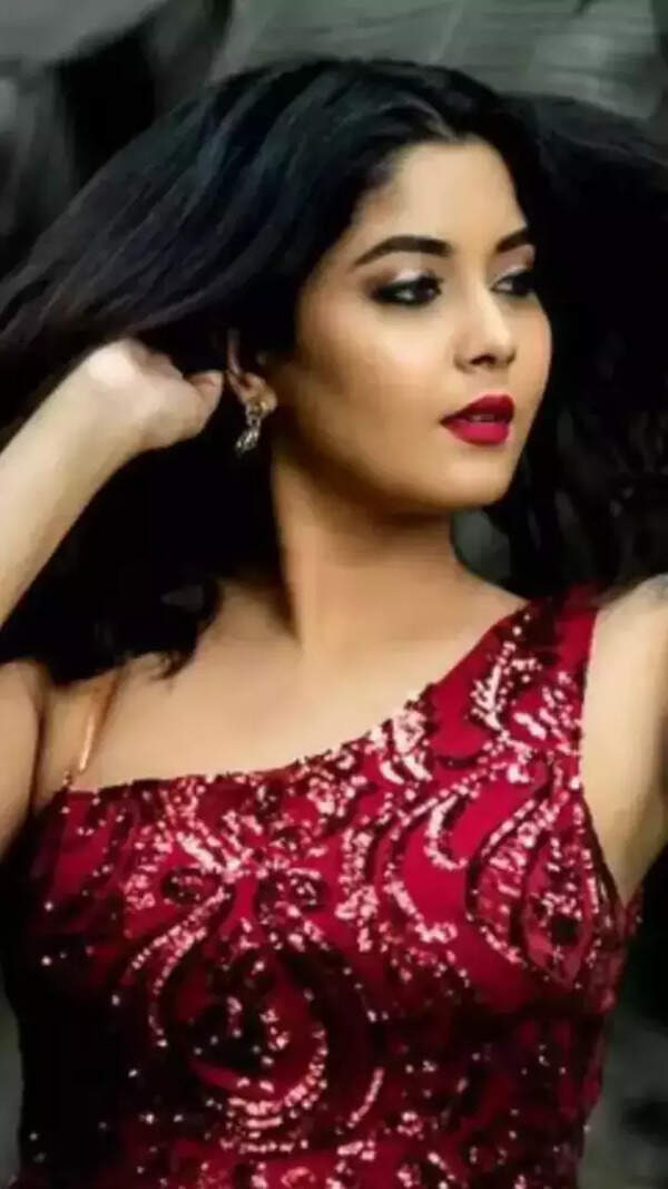 Aishwarya Shindogi Images