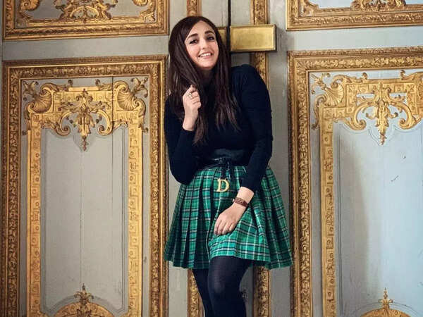 Monali Thakur Pictures