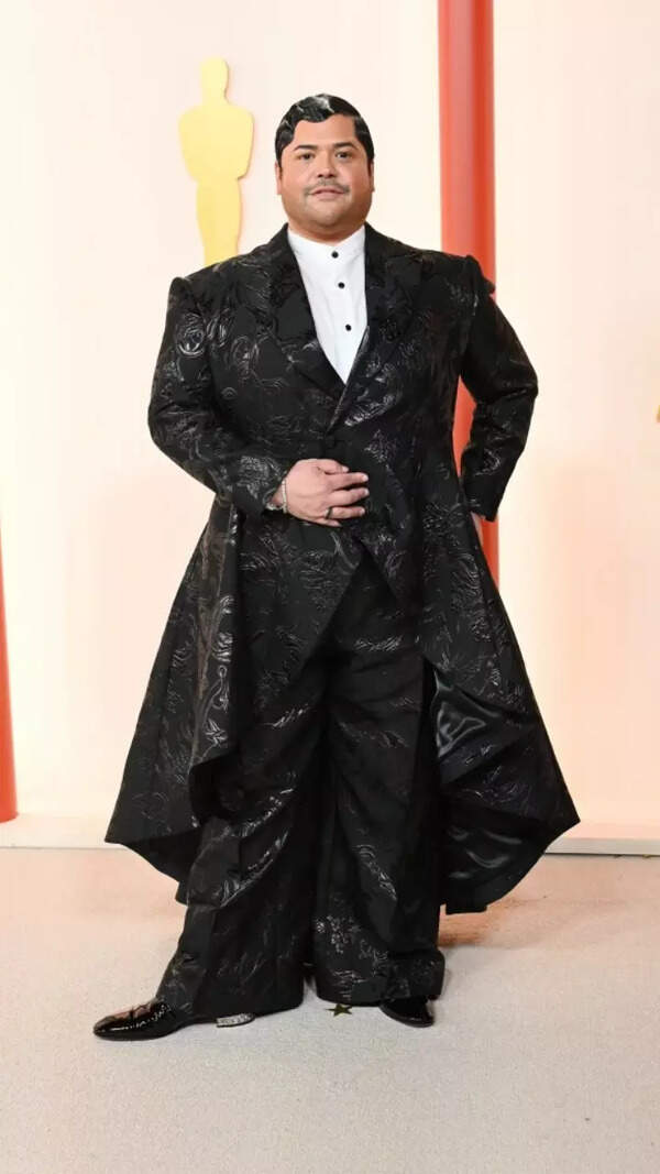 Harvey Guillen Photos
