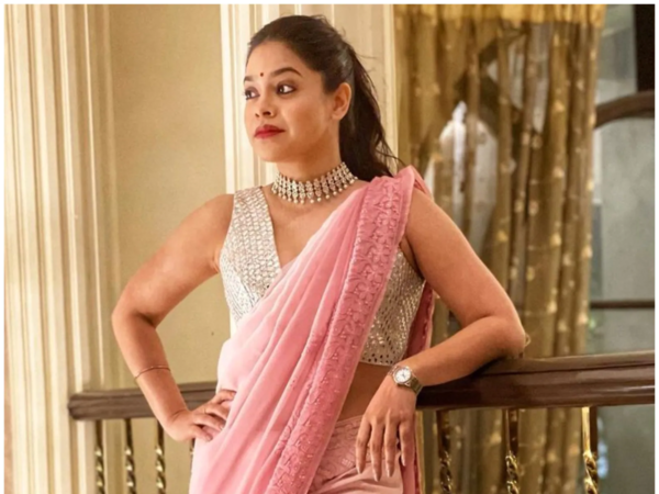 Sumona Chakravarti Images