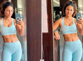 Hina Khan flaunts her toned abs in mirror selfie, see pictures