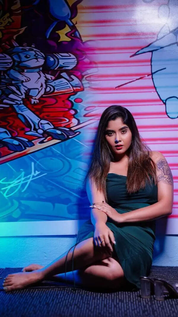 Aishwarya Shindogi Photos
