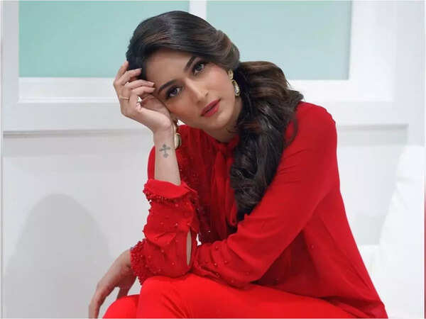 Erica Fernandes Stills