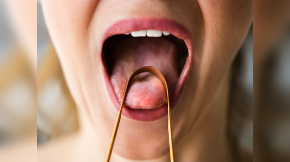 How does poor dental hygiene lead to pneumonia?