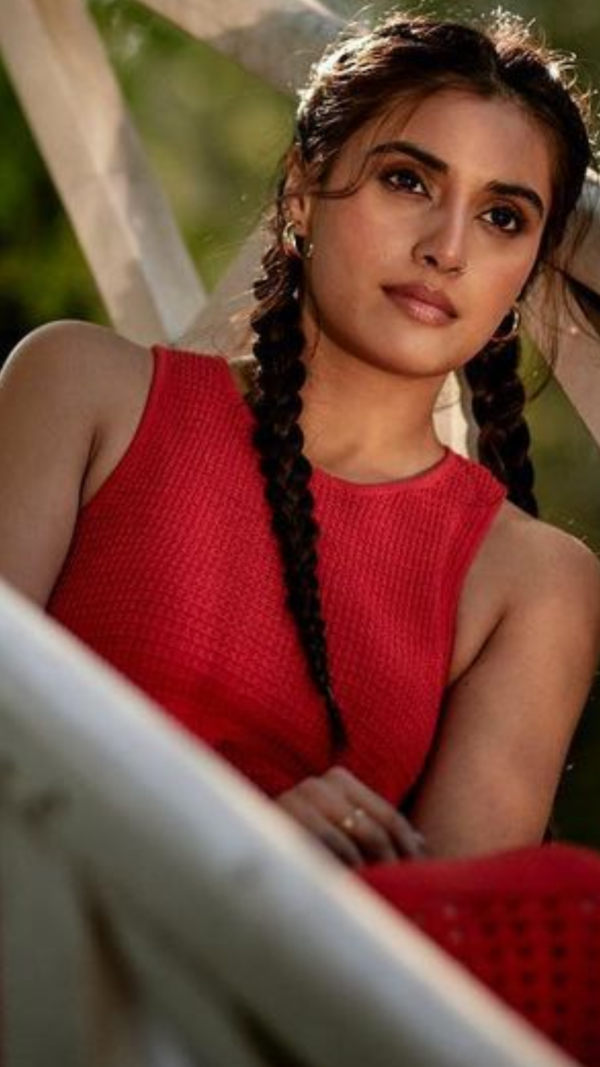Divyansha Kaushik Wallpapers