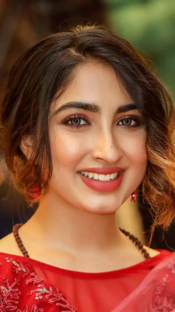 Saanya Iyer Photos