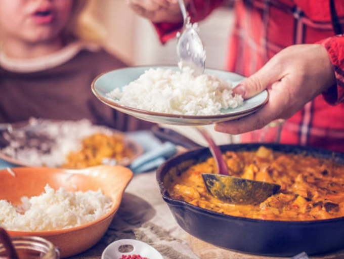 Eating leftover rice stored incorrectly can cause vomiting and diarrhea