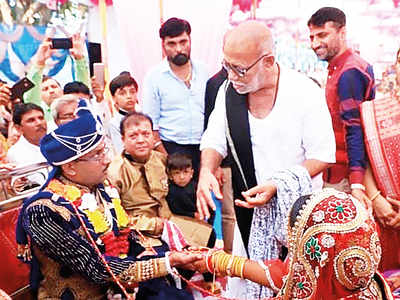 Two sex workers tie the knot in Morari Bapu’s ashram