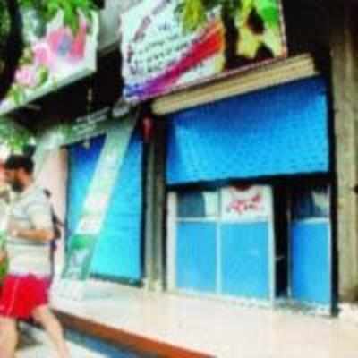 After houses, robbers now target four shops in Airoli