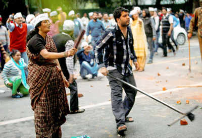 AAP-BJP clashes: Kejriwal apologizes; FIR against Ashutosh, Shazia Ilmi