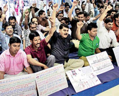 WR motormen join the fun, protest at Churchgate