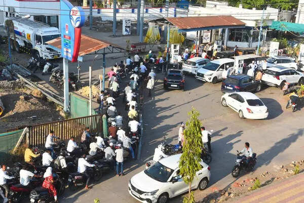 Panic buying empties fuel pumps in Sambhajinagar amid rumours