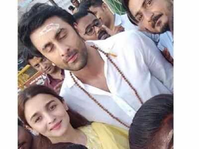 Ranbir Kapoor and Alia Bhatt visit Kashi Vishwanath temple