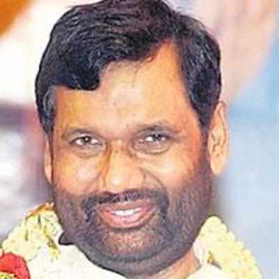 Pharma cos to cut prices of drugs from Nov 2: Paswan