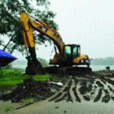 NRI Seawoods Estate residents protest Cidco's move to bury natural pond