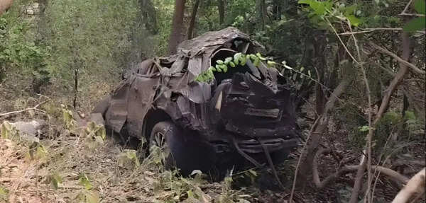 8 killed as SUV plunges 1,500ft into Ambenali ghat valley; 7 friends among 8 killed; wreck traced after 18 hours