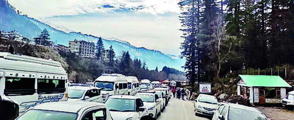Traffic nightmare continues in Manali