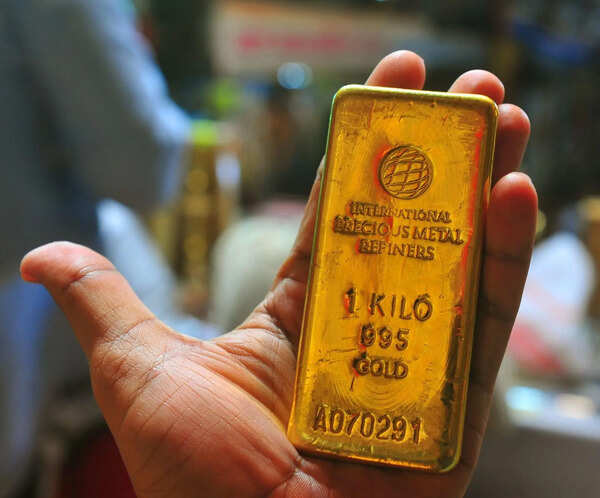 Lured with cheap Dubai gold biscuits, jeweller robbed of Rs 3 lakh; two suspects injured during escape