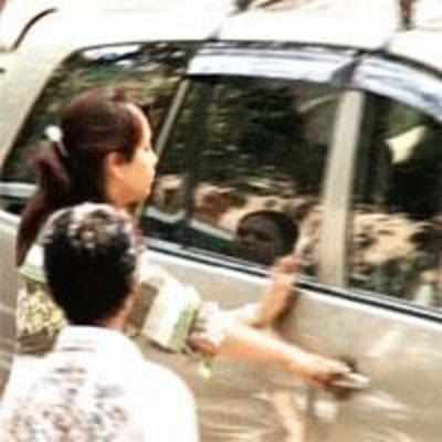 Woman does a Shahid Balwa, offers cops car to reach court