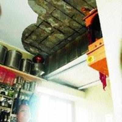 Kitchen ceiling plaster collapse in Cidco-built bldg in Vashi