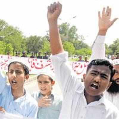 Thousands protest Lal Masjid assault