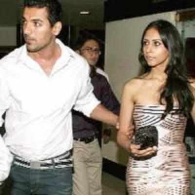John Abraham to tie the knot with girlfriend in August 2012