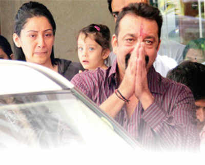Sanjay Dutt back in jail as parole comes to end