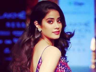 Watch: Janhvi Kapoor belly dances on 'Ankh Lad Jaave' and she steals the show!
